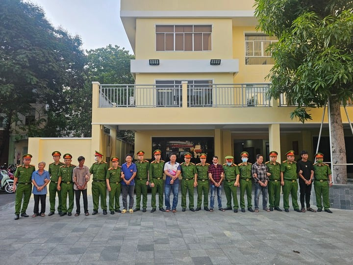 Các bị can liên quan đến đường dây buôn lậu xăng dầu do Lê Tấn Hòa cầm đầu. (Ảnh: Công can cung cấp)