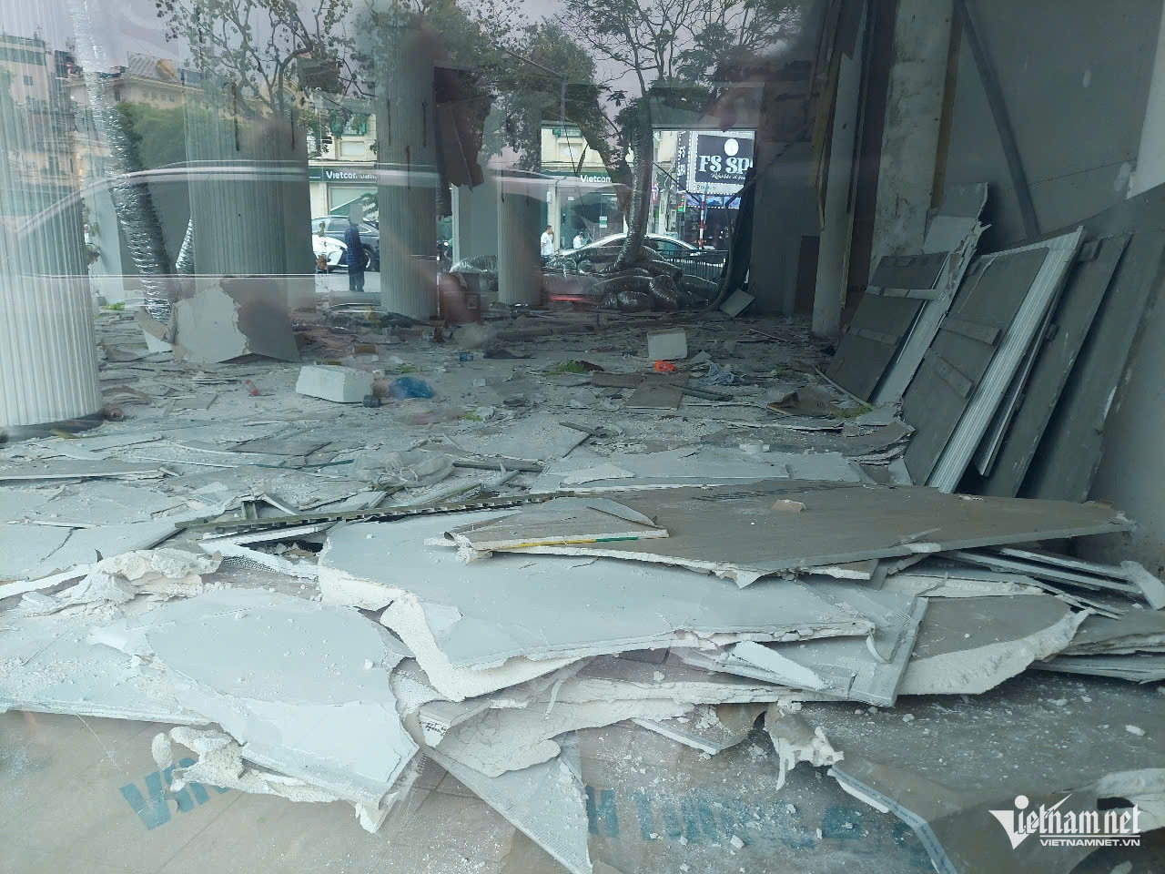 W-Mảng tường HCM.jpeg