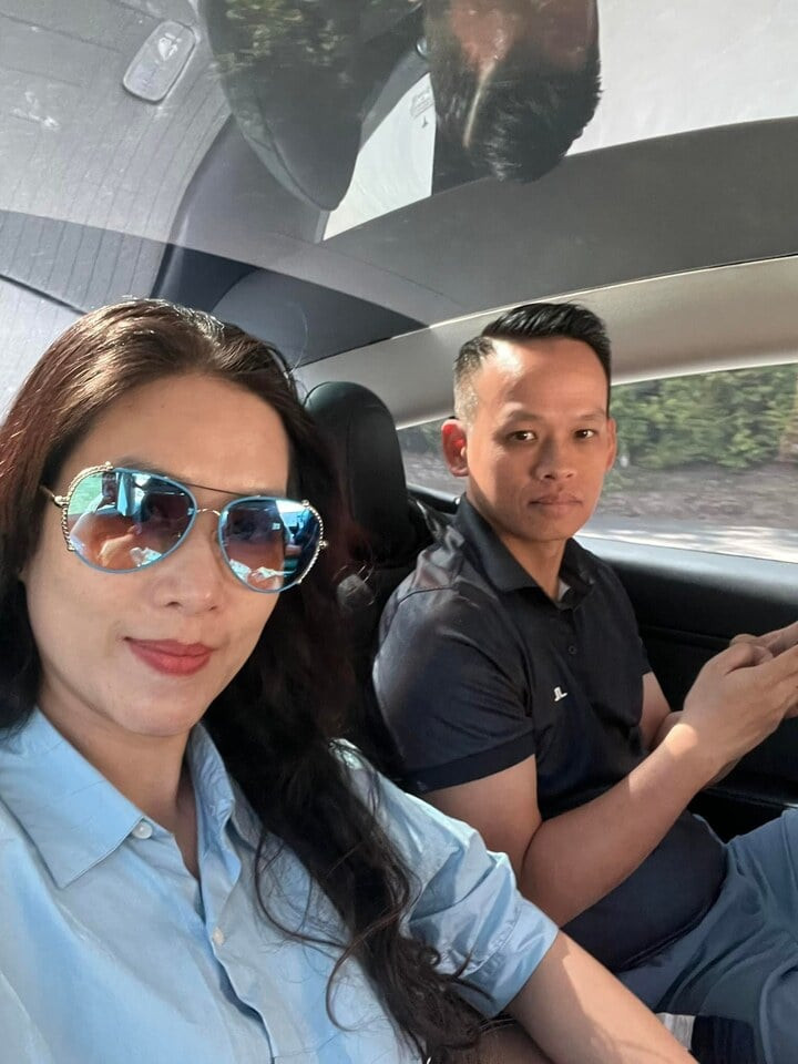 Hà Hương bên ông xã.