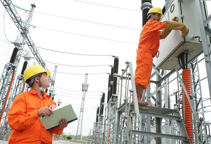Giá điện tăng 4,8% từ ngày 10/5 đã tác động lớn đến hoạt động sản xuất, kinh doanh và túi tiền của doanh nghiệp. (Ảnh minh họa)