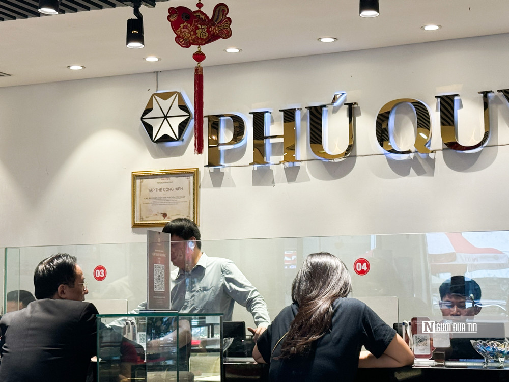 Giá vàng hạ nhiệt, người dân chen chân mua vào- Ảnh 2.