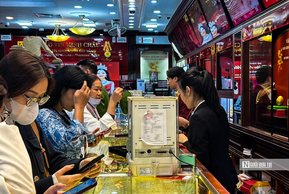 Giá vàng hạ nhiệt, người dân chen chân mua vào- Ảnh 1.