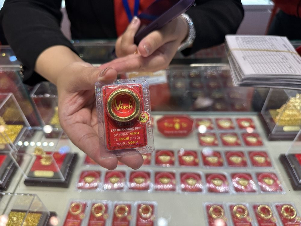 Người phụ nữ ở Hà Nội mang vàng chốt lời giữa dòng người xếp hàng mua: “Không gì tăng mãi được đâu” - Ảnh 3.