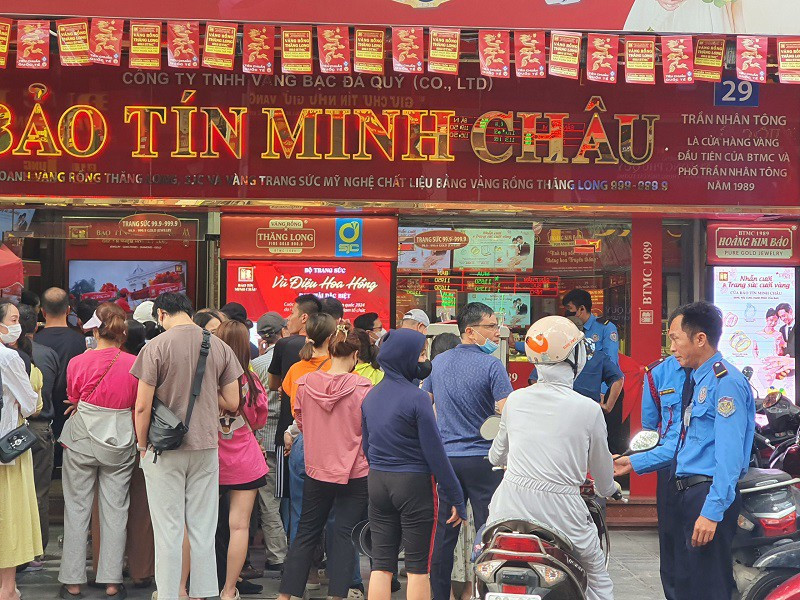 Người phụ nữ ở Hà Nội mang vàng chốt lời giữa dòng người xếp hàng mua: “Không gì tăng mãi được đâu” - Ảnh 1.