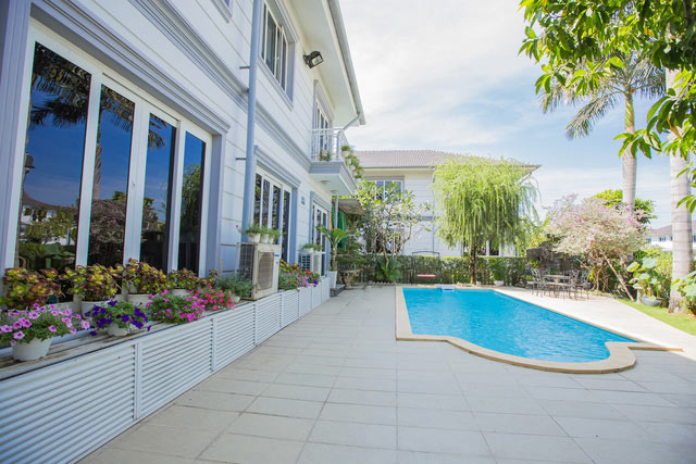 Nữ ca sĩ bất ngờ kết hôn ở tuổi 45: