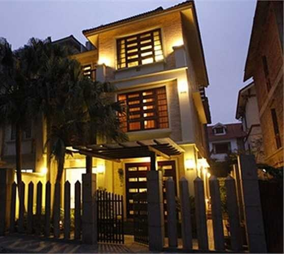 Nữ ca sĩ bất ngờ kết hôn ở tuổi 45: