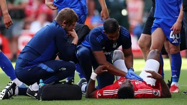 Tai nạn kinh hoàng ở Ngoại hạng Anh khiến luật việt vị nên được xem xét lại ảnh 3