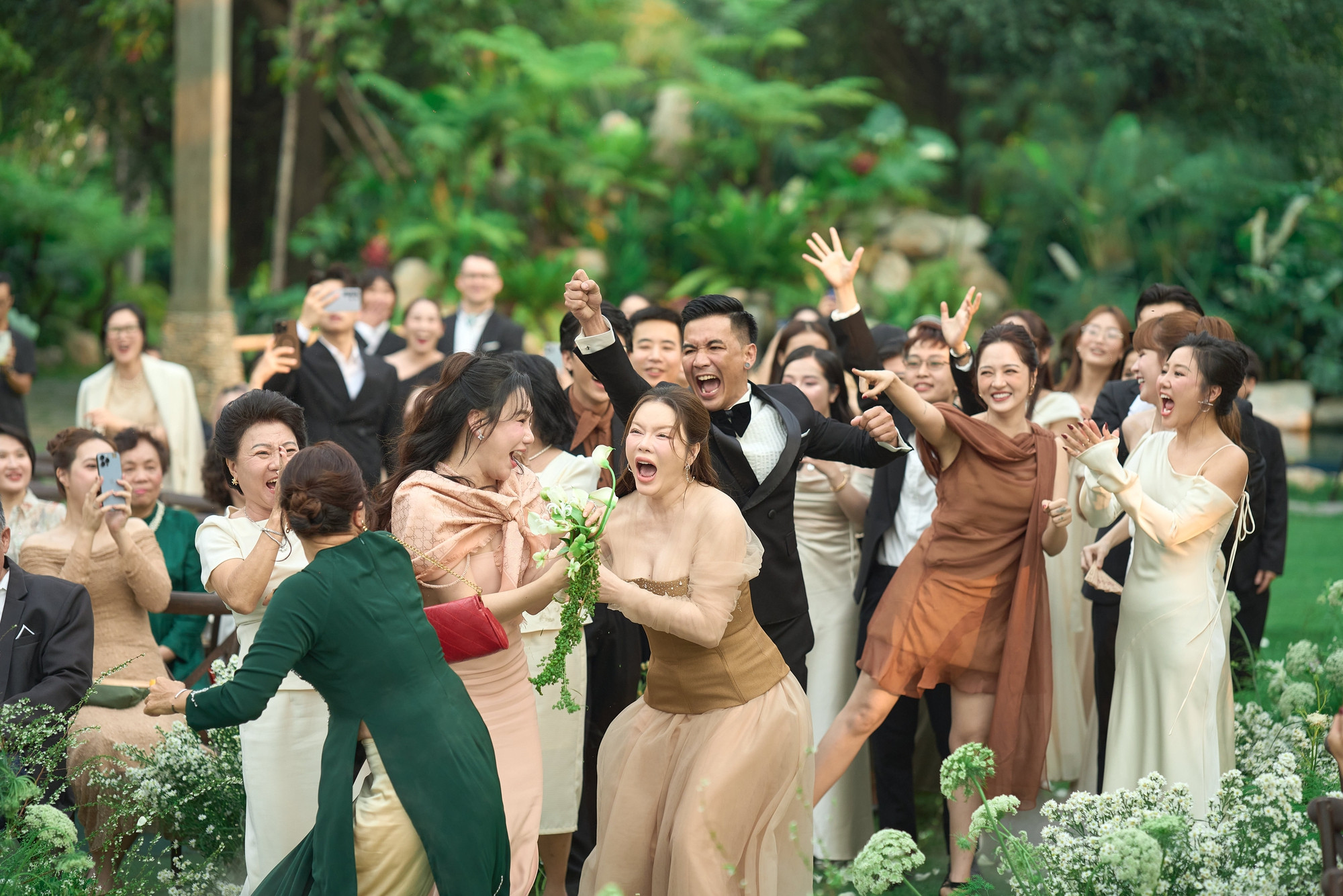 Trực tiếp đám cưới Hồ Quỳnh Hương: Cô dâu lộ diện xinh xắn, Thiều Bảo Trâm làm phù dâu, lễ đường có 1 chi tiết đặc biệt- Ảnh 13.