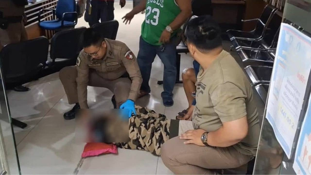 Đang đứng ở đồn cảnh sát, cô gái đột nhiên ngã lăn ra bất tỉnh, bạn trai chạy tới chứng kiến cảnh ám ảnh- Ảnh 1.