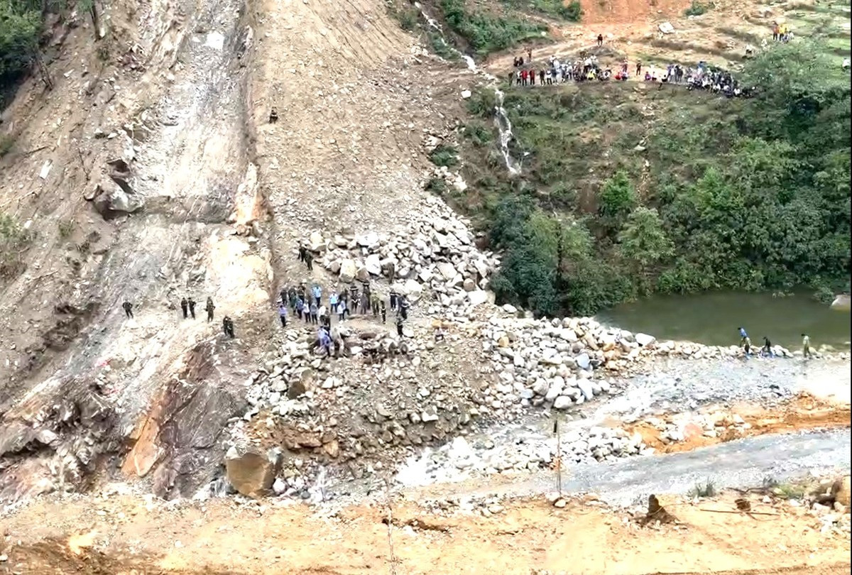 Hiện trường vụ sạt lở ở Lai Châu khiến 5 người chết và danh tính các nạn nhân ảnh 4