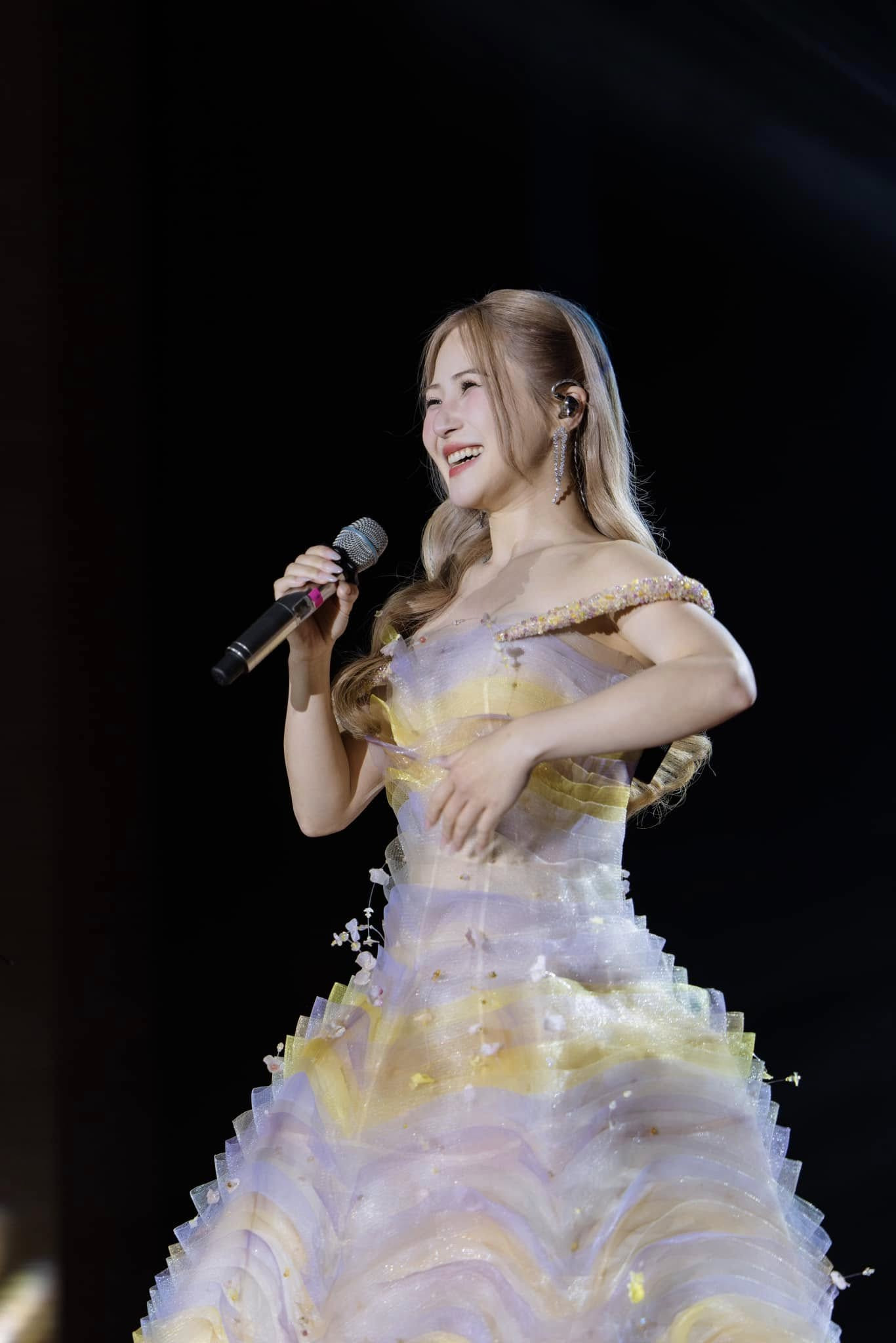 Hương Tràm chào đón tuổi mới, nhan sắc khác lạ gây chú ý
- Ảnh 6.