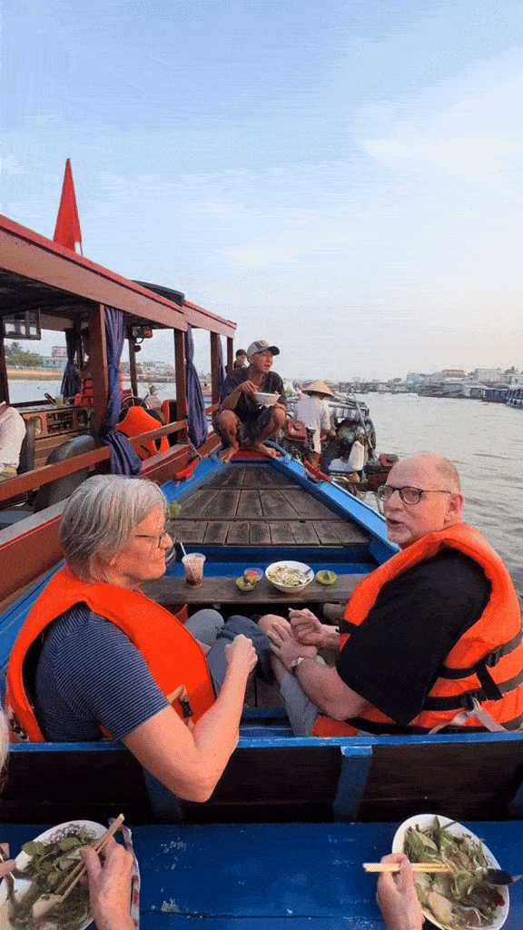 Khách Tây thích thú với hành động đơn giản của người Việt, nhận xét: