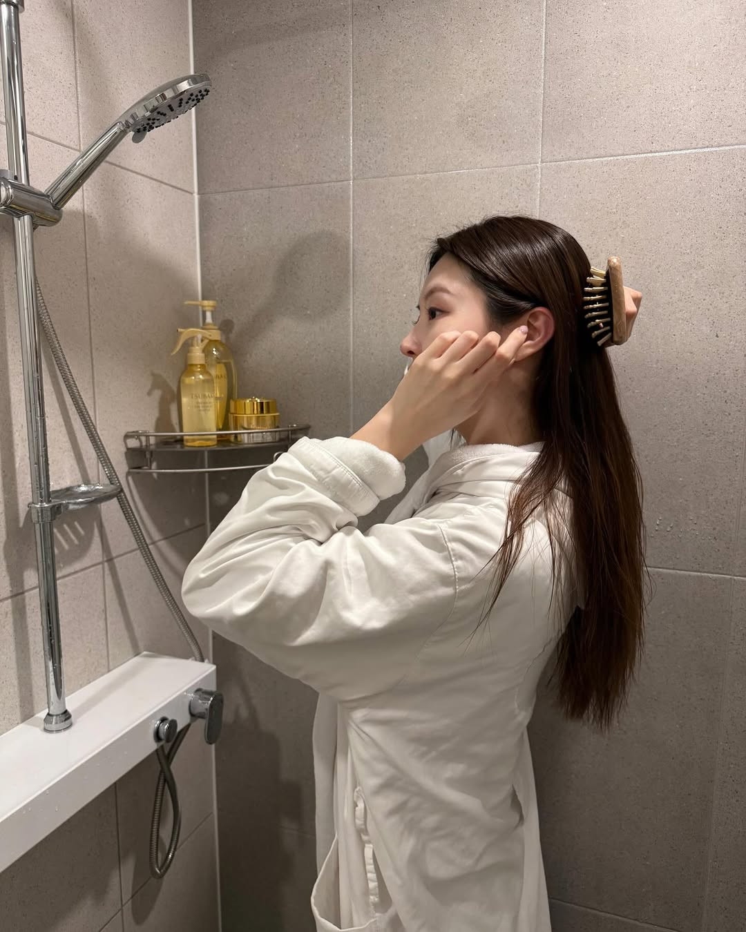 Làm điều này khi gội đầu sẽ giúp tóc sạch sâu, giảm dầu nhờn thấy rõ- Ảnh 3.