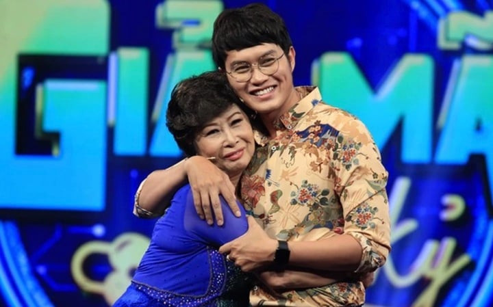 NSƯT Kim Phương bên con trai - ca sĩ Tống Hạo Nhiên.