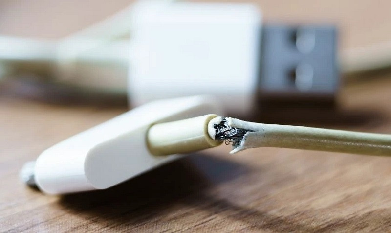 TP.HCM: Nữ nhân viên văn phòng sinh năm 2001 bị điện giật bất tỉnh vì dây sạc điện thoại- Ảnh 1.