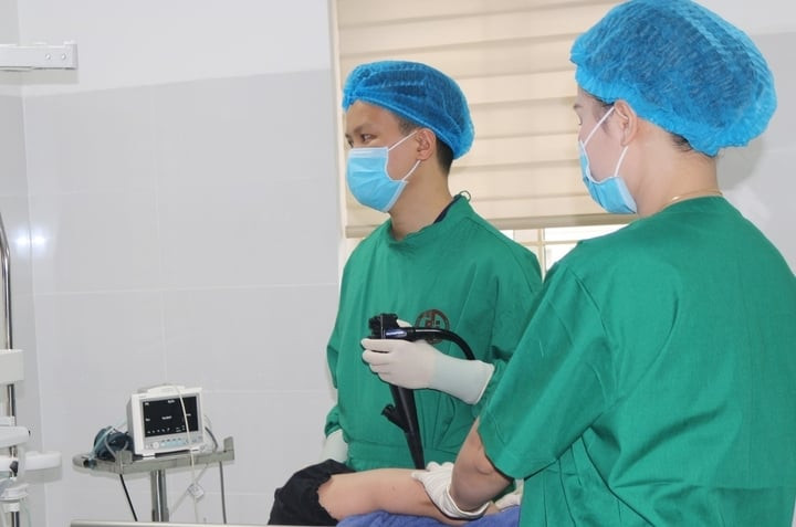 Bác sĩ kiểm tra sức khoẻ cho người bệnh.