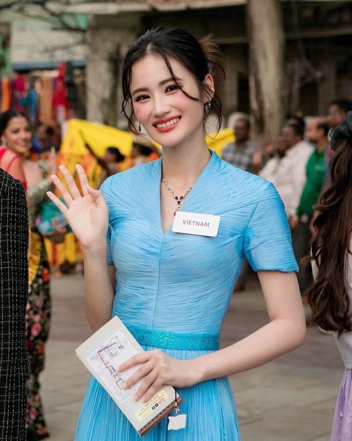 Ý Nhi chọn cách trang điểm cổ điển và kiểu tóc búi phù hợp với nhiều trang phục.
