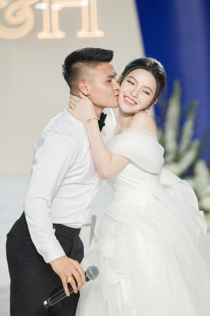 Quang Hải đẳng cấp đại gia tặng vợ xế hộp cả chục tỷ lộ hợp đồng hôn nhân