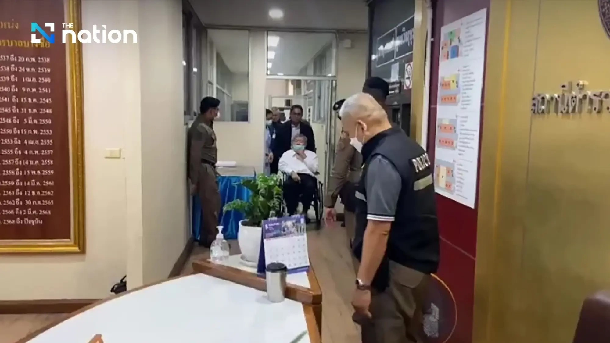 Vụ sập nhà 30 tầng ở Thái Lan: Tỉ phú ngành xây dựng ngồi xe lăn đến tự thú- Ảnh 1.