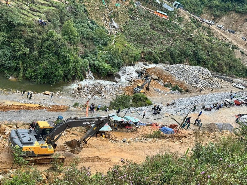 Hiện trường vụ sạt lở khiến 5 người mất tích, 4 người bị thương. Ảnh: Vietnamnet