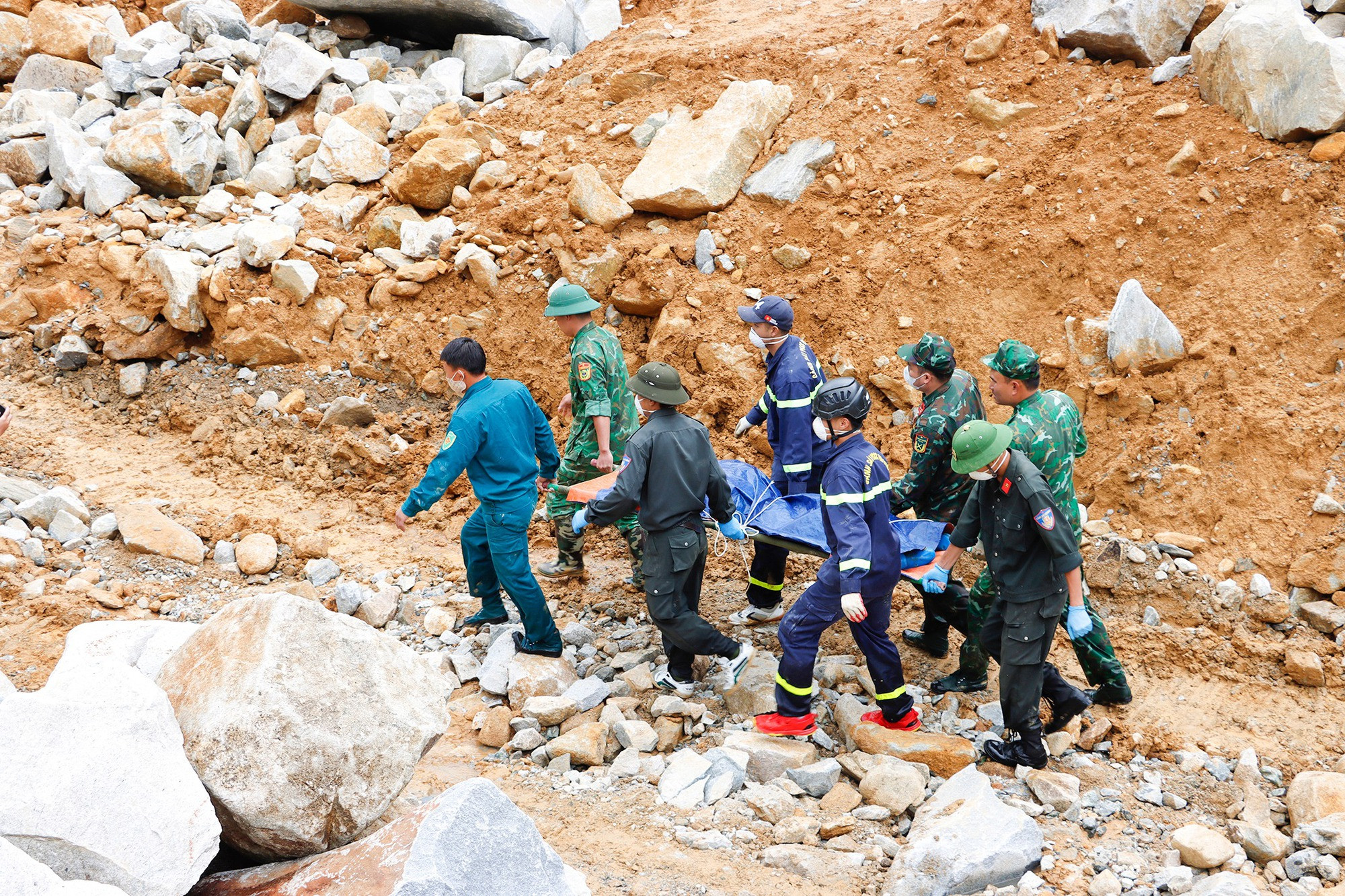 Vụ sạt lở khi thi công nhà máy thủy điện: Có hai nạn nhân tử vong là mẹ con- Ảnh 1.