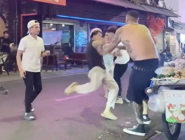 Người đàn ông nước ngoài bị đánh hội đồng ở phố đi bộ Bùi Viện ảnh 1