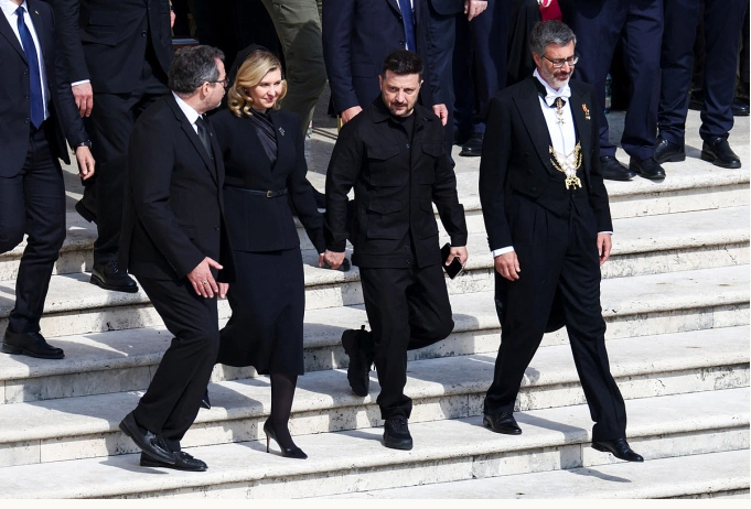 Tổng thống Ukraine Volodymyr Zelensky và vợ. (Ảnh: Reuters)