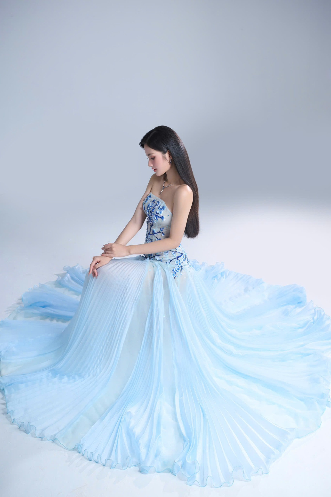 Tự tin đọ sắc với các thí sinh Miss Worlds 2025, Ý Nhi vẫn gây tranh cãi ở điểm này - Ảnh 2.