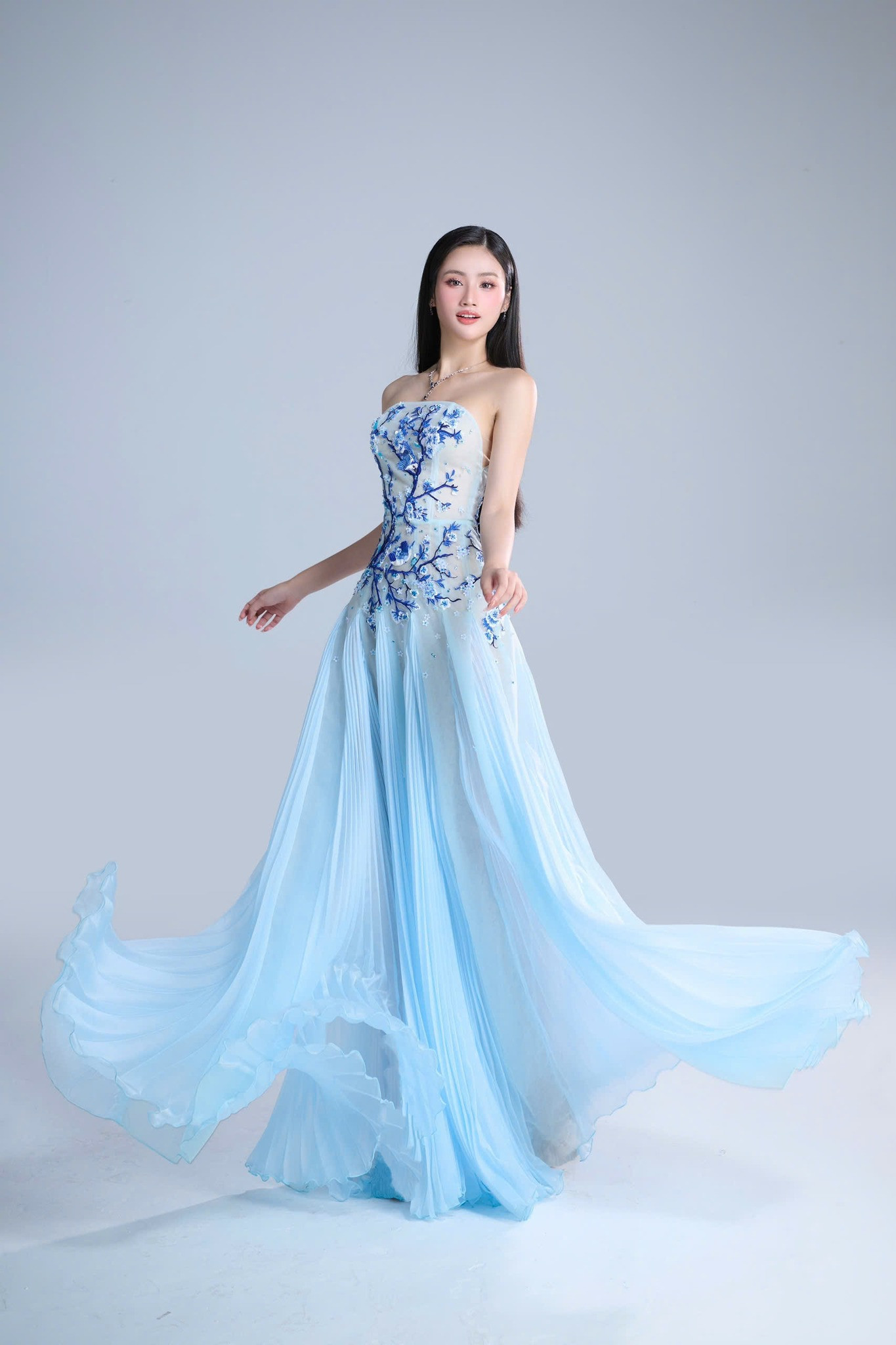 Tự tin đọ sắc với các thí sinh Miss Worlds 2025, Ý Nhi vẫn gây tranh cãi ở điểm này - Ảnh 1.