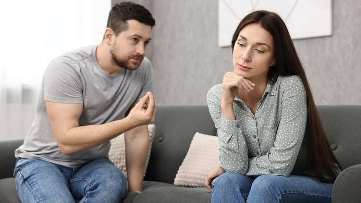 Tình yêu đích thực không phải là kiểm soát hoặc thao túng. (Ảnh: Shutterstock)