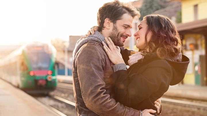 Thể hiện tình cảm nơi công cộng quá mức có thể chỉ ra một hành vi bù trừ. (Ảnh: Shutterstock)