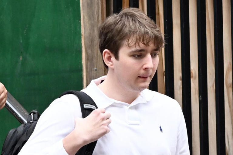 Đệ nhất công tử nước Mỹ Barron Trump gây sốc với diện mạo mới khó nhận ra- Ảnh 3.