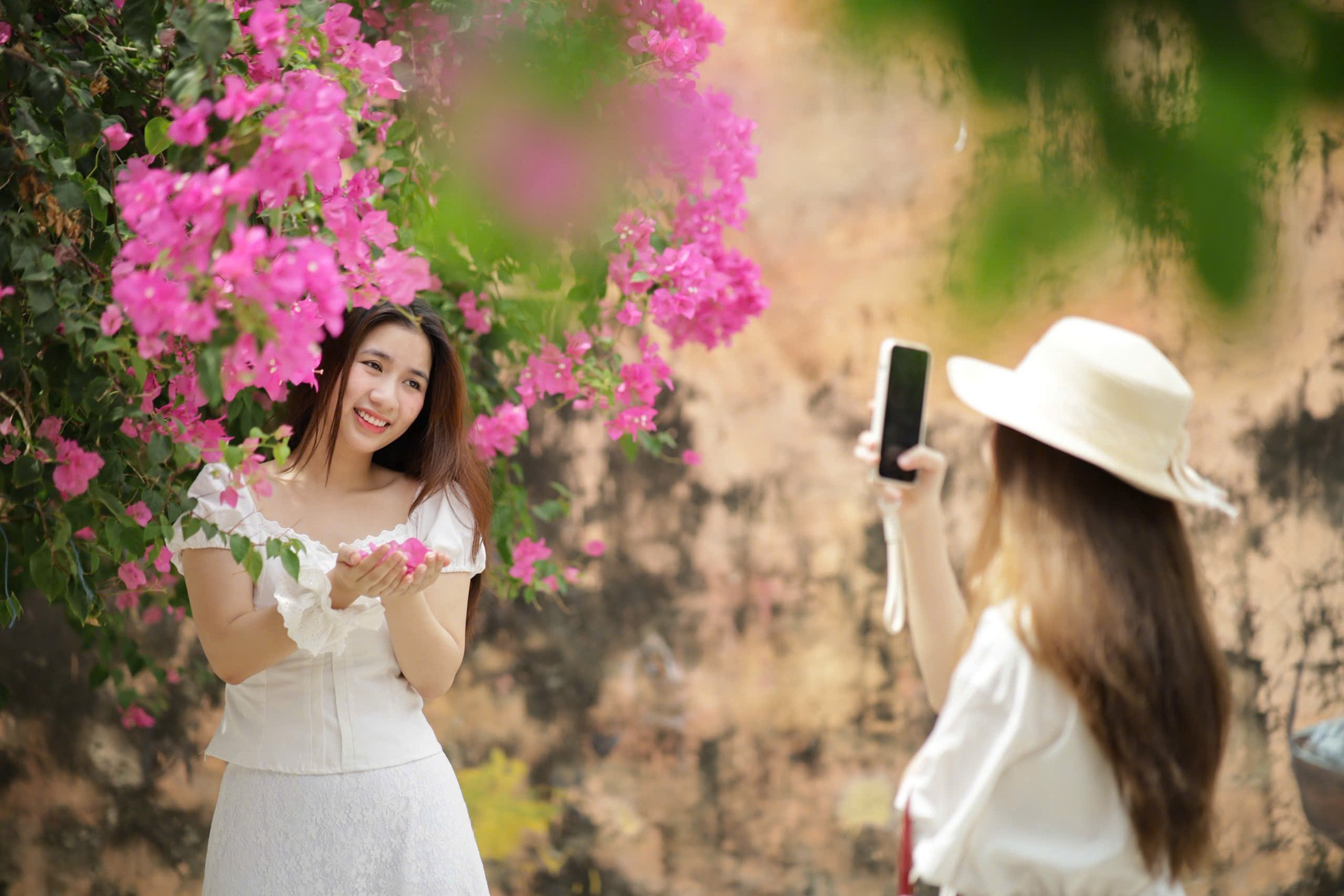 Du khách thích mê đường hoa giấy rực rỡ ở Nha Trang ảnh 5