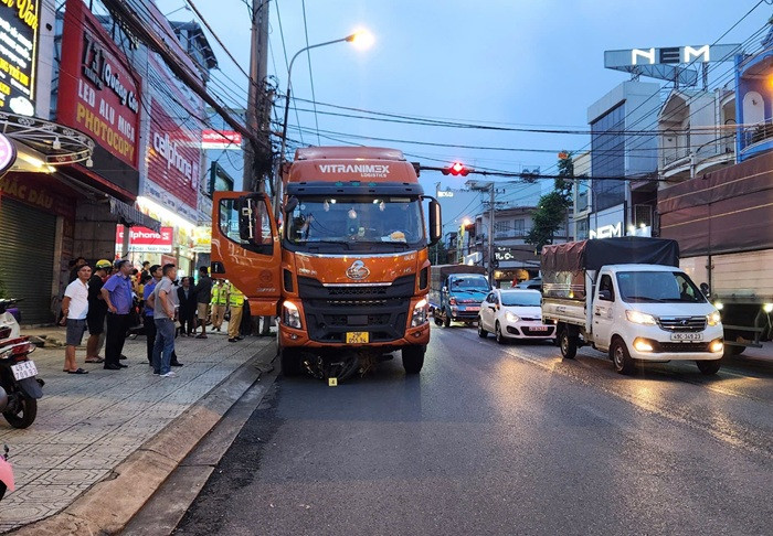Dừng xe rút tiền, tài xế gây tai nạn chết người: Khoảnh khắc ám ảnh bên đường- Ảnh 1.