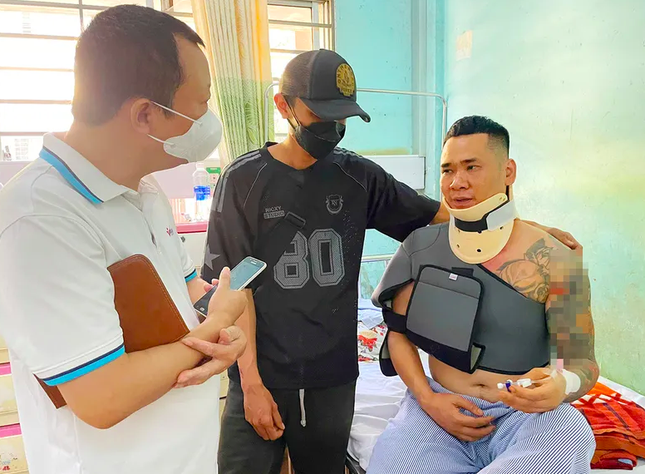 Người cha kể lại 2 giờ ‘sinh tử’ khi lao xuống giếng sâu 35 mét cứu con gái- Ảnh 1.