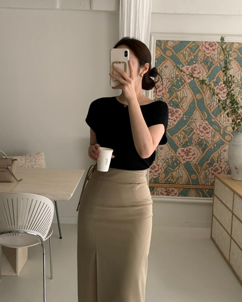 Những chiếc áo thun có thể kết hợp hoàn hảo với chân váy dài. Ảnh minh họa.