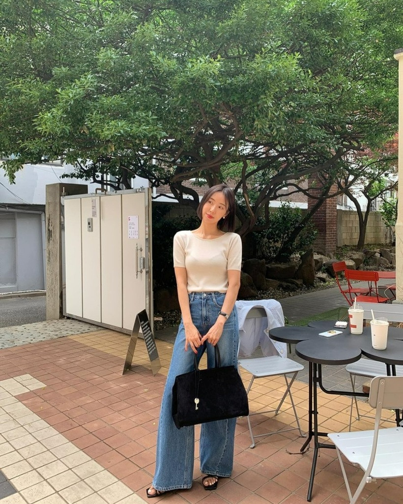 Áo thun và quần jeans đều là những món đồ biểu tượng cho sự trẻ trung, năng động nên chúng ta chỉ cần lựa chọn màu sắc, kiểu dáng cho phù hợp với phong cách, hình thể của mình là đã có 1 set đồ đẹp để đi dạo phố, đi dã ngoại... Ảnh minh họa.