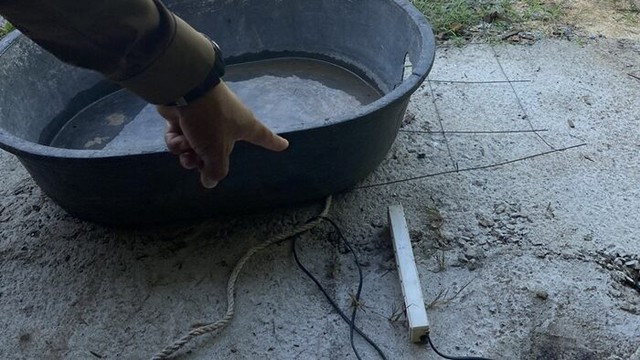 Thấy chồng bị co giật, vợ chạy tới giúp đỡ rồi cũng ngã lăn ra, hàng xóm chứng kiến cảnh ám ảnh- Ảnh 1.