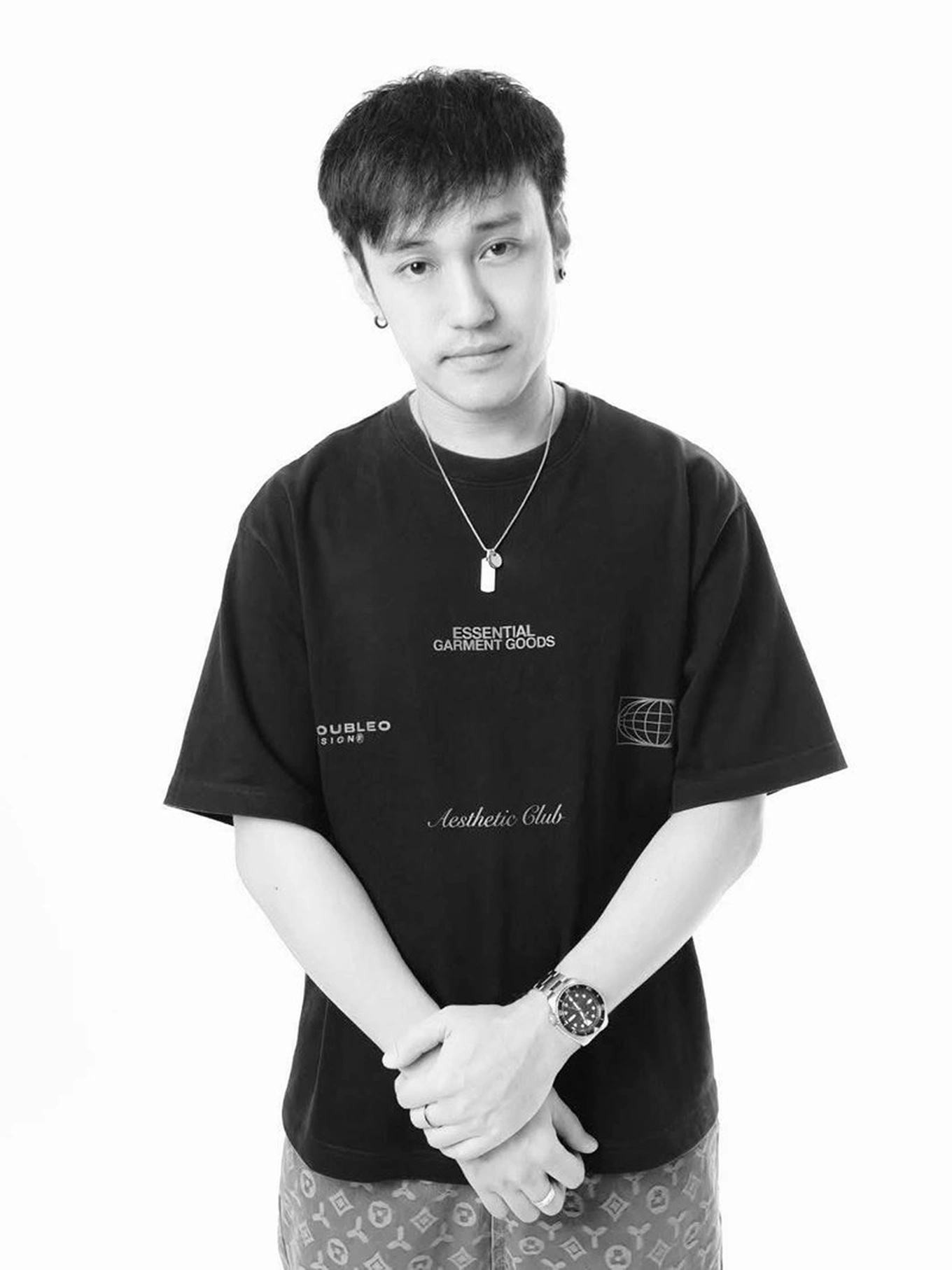 Có thể là hình ảnh đen trắng về 1 người và văn bản cho biết 'ESSENTIAL GARMENT ESSEGOODS GOODS GAFERNTADS ILA OUBLEO OUBLEO lesthetic esthetiClub Club'