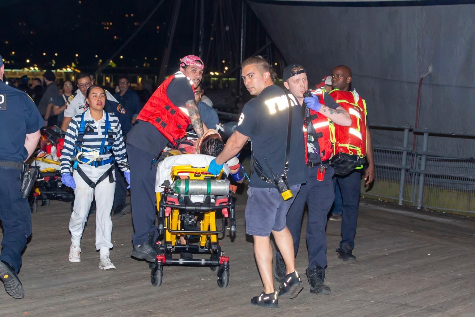 Vụ tàu va chạm vào cầu Brooklyn ở Mỹ: Xót xa video ghi lại cảnh hàng chục người đang đứng trên cột tàu- Ảnh 5.