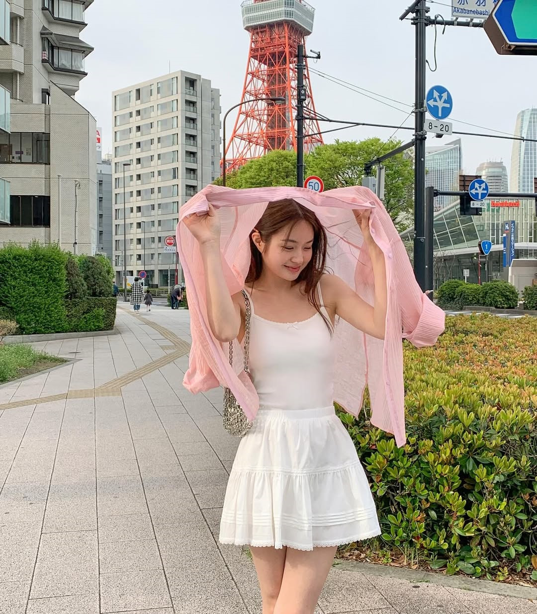 6 cách diện sơ mi thật phong cách khi đi du lịch- Ảnh 7.