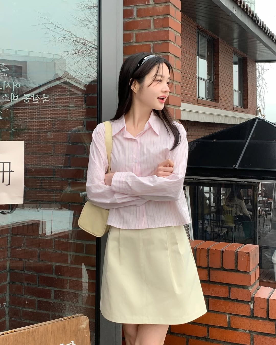 6 cách diện sơ mi thật phong cách khi đi du lịch- Ảnh 10.