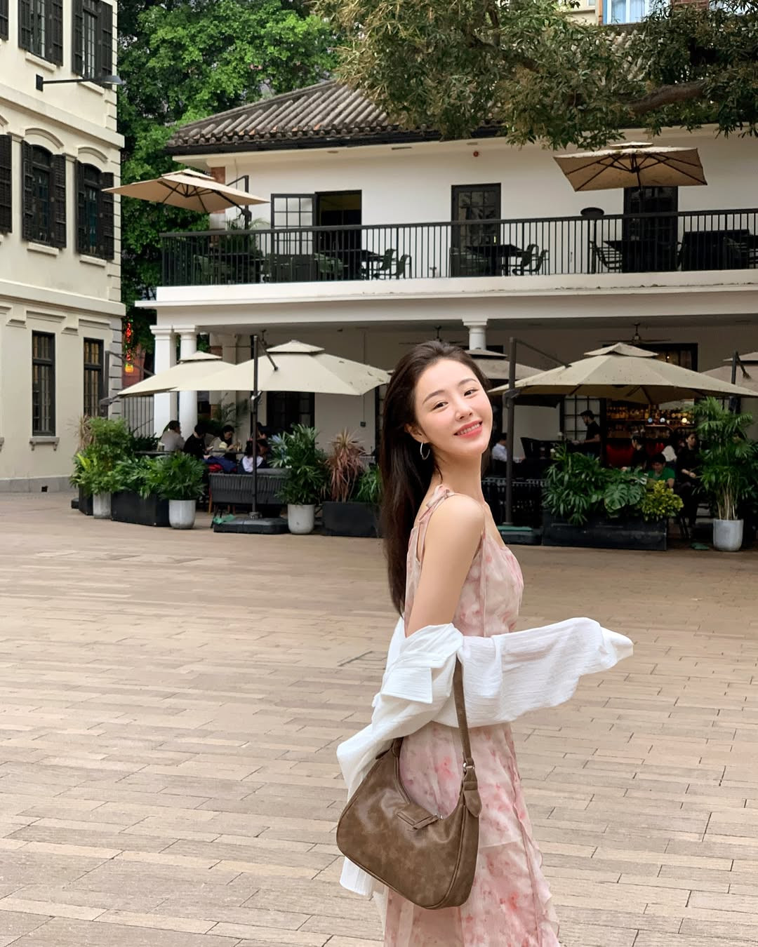 6 cách diện sơ mi thật phong cách khi đi du lịch- Ảnh 4.