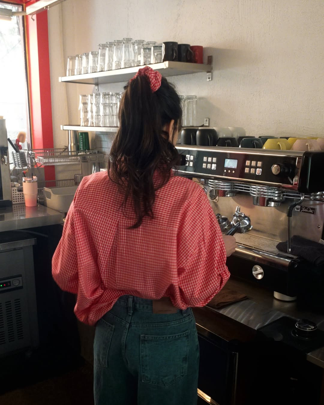 6 cách diện sơ mi thật phong cách khi đi du lịch- Ảnh 11.