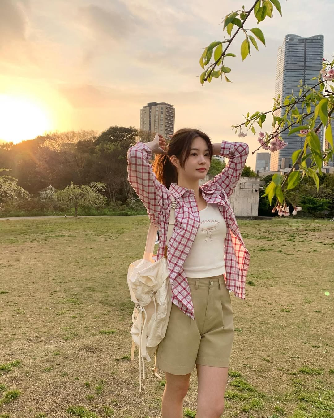 6 cách diện sơ mi thật phong cách khi đi du lịch- Ảnh 1.