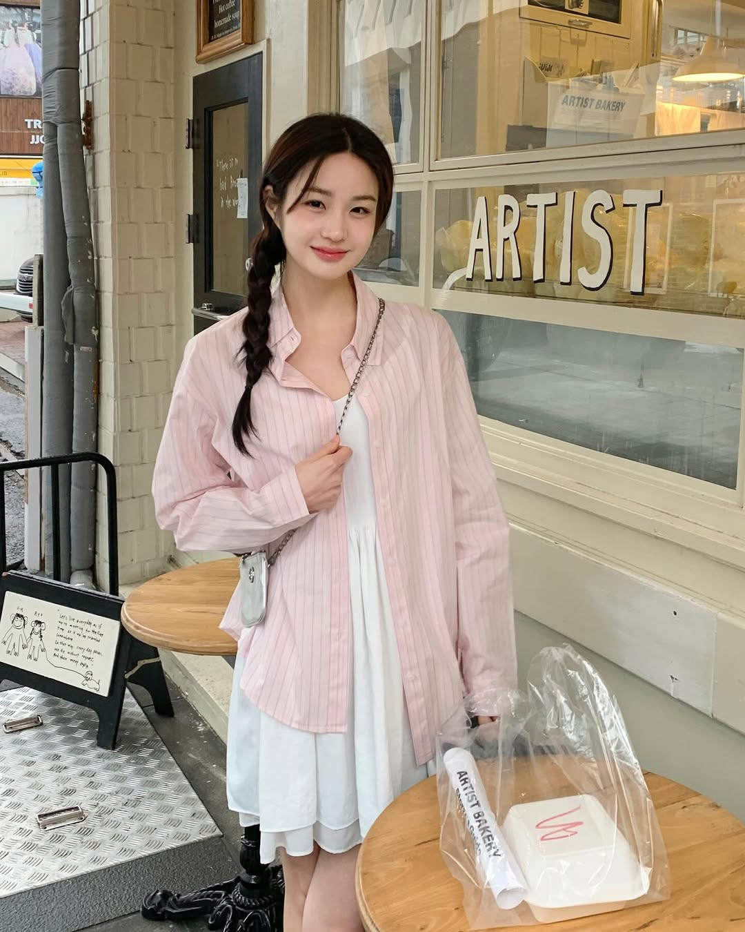 6 cách diện sơ mi thật phong cách khi đi du lịch- Ảnh 5.