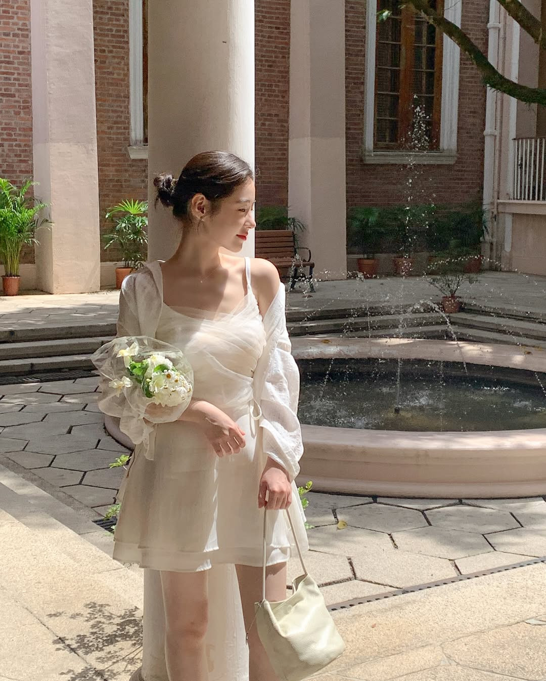 6 cách diện sơ mi thật phong cách khi đi du lịch- Ảnh 6.