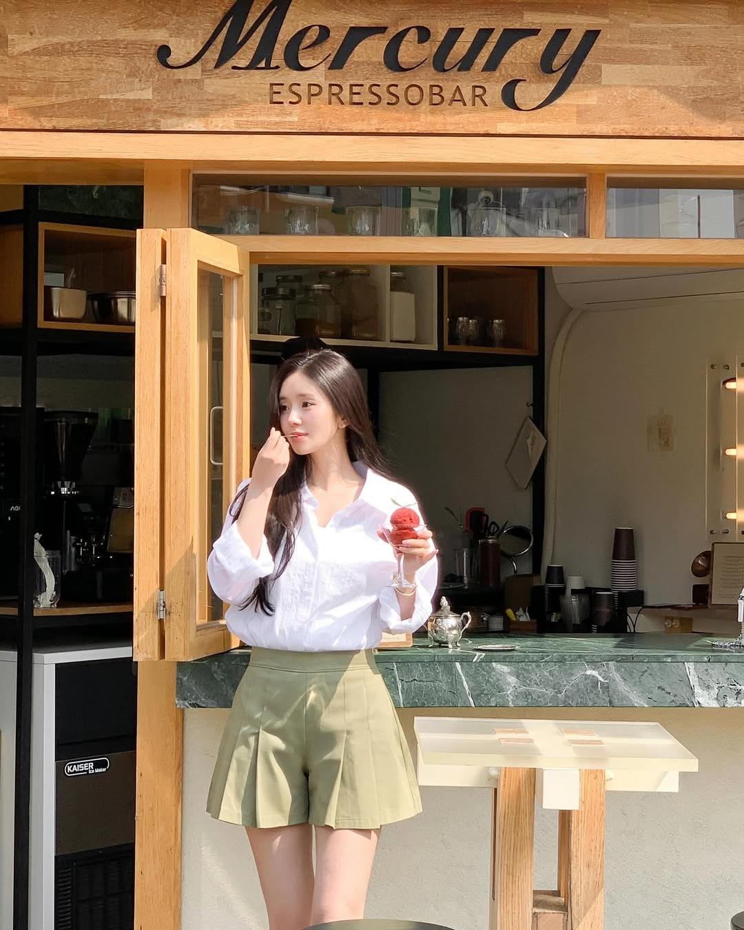 6 cách diện sơ mi thật phong cách khi đi du lịch- Ảnh 2.