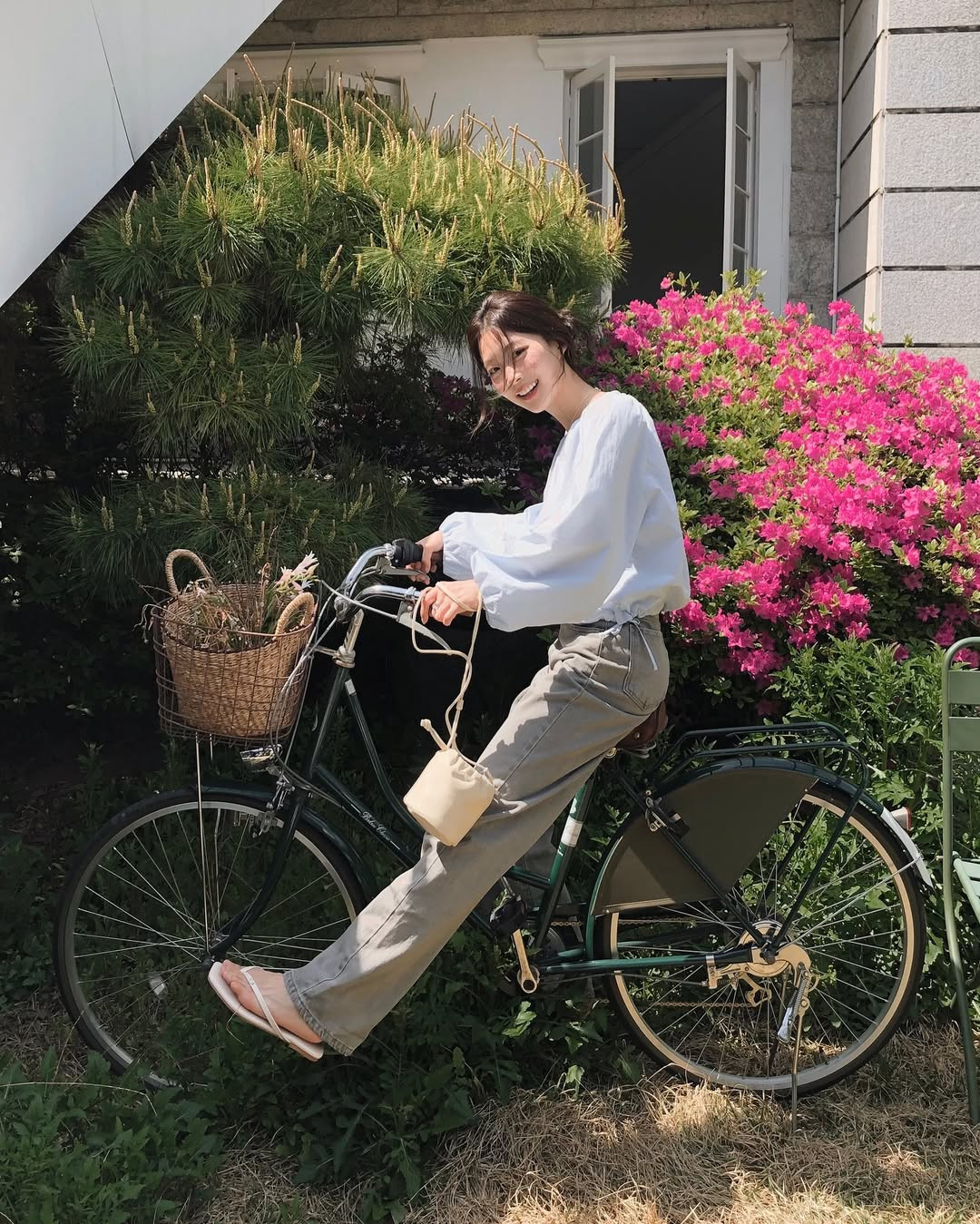 6 cách diện sơ mi thật phong cách khi đi du lịch- Ảnh 13.