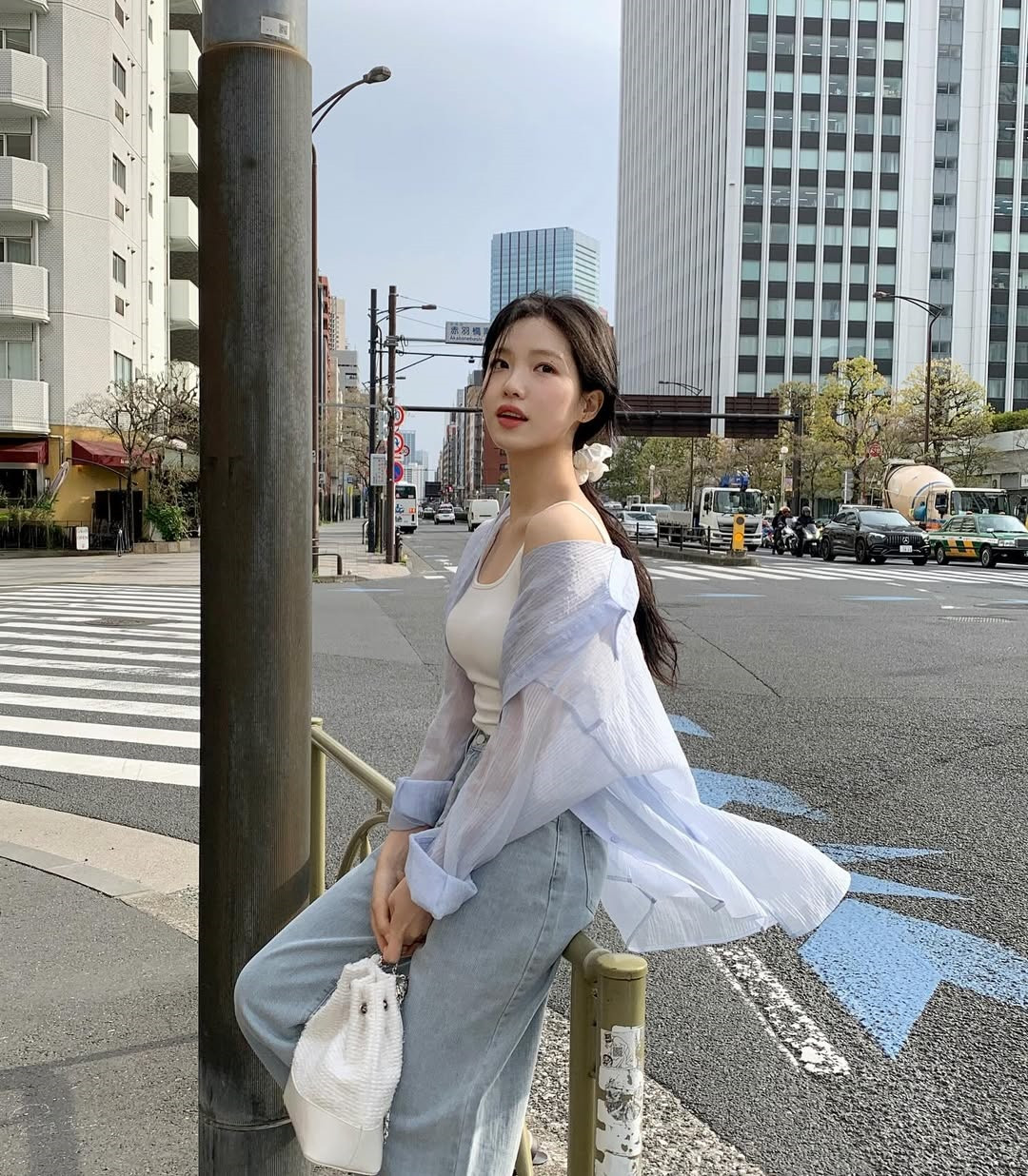 6 cách diện sơ mi thật phong cách khi đi du lịch- Ảnh 8.